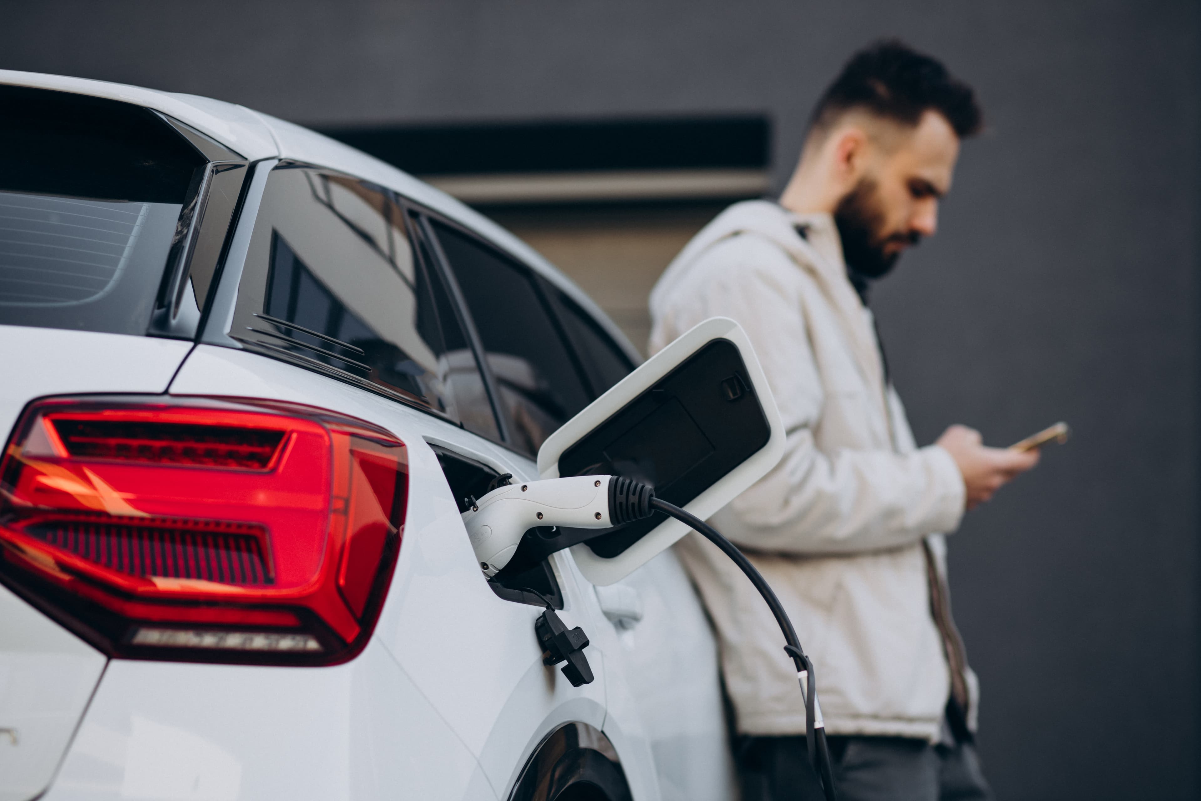 Veículo elétrico conectado a um ponto de recarga
